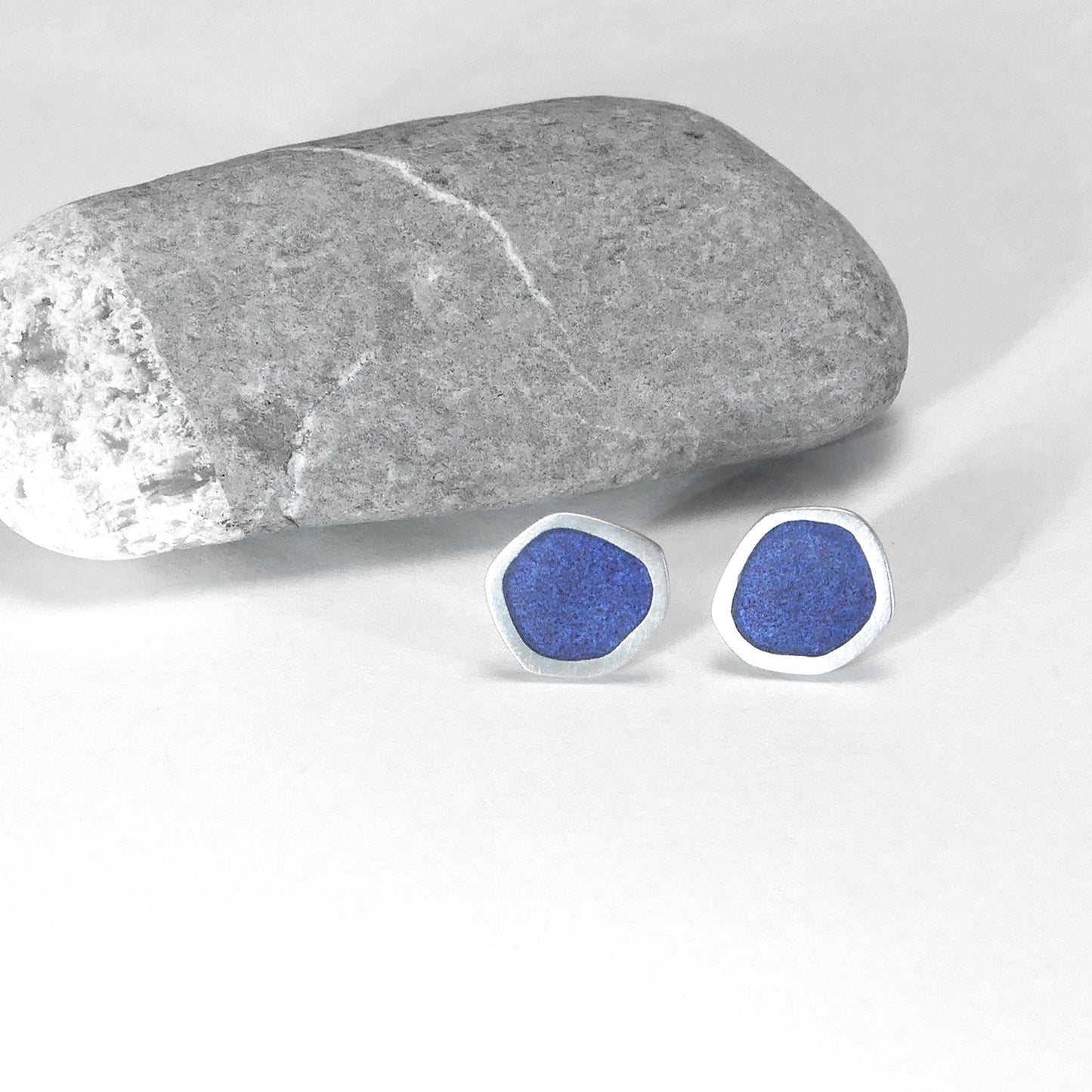 Flat Boulder ear-studs, silver and pale violet-blue enamel